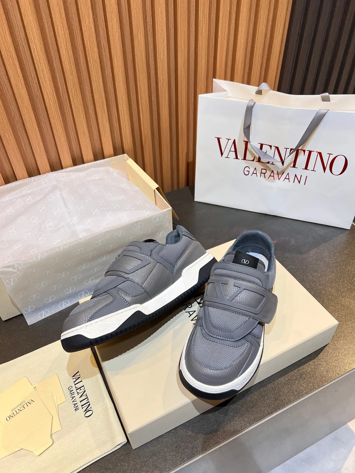 Men's men's shoes 💰760 VLTN Valentin 𝑶𝒏𝒆𝑺𝒕𝒖𝒅 Couple's sneaker series Valentino 2025 new couple's sneakers are on sale. The original ZP purchased and disassembled. Repeated pattern making and modification. The strength must be restored one to one! Top luxury masterpiece Velcro design Soft and comfortable imported calfskin 🧧brings excellent and elegant texture and excellent on-foot comfort Top purchasing version upper: imported calfskin surface/original oil edge craftsmanship Inner: water-dyed cowhide lining Outsole: original development 𝐓𝐏𝐔 two-color combination outsole Packaging: original configuration complete package Code number: 35-46 (45 46 customized)